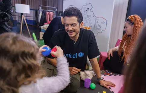 Orlando Bloom, în vizită la un centru de copii din Kiev. Actorul este ambasador al bunăvoinței pentru UNICEF