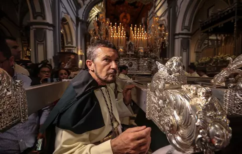 Antonio Banderas, în haine monahale pe străzile din Malaga. Actorul a condus procesiunea de Florii