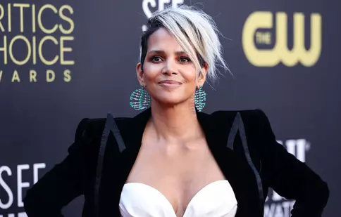 Halle Berry a pozat goală, la 56 de ani. Ce reacții neașteptate a stârnit imaginea postată de actriță