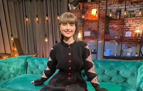 Invitație la un duet pe canapea, cu Alexandra Ungureanu. „Îmi face mare plăcere să descos alţi artişti”. EXCLUSIV