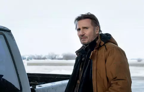 Liam Neeson preia rolul principal din faimoasa serie de parodii „The Naked Gun”. Ce actriță de renume i se alătură