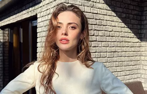 Cine e Rabia Soytürk, Defne din serialul „Melek” de la Kanal D. A jucat alături de Cansu Dere