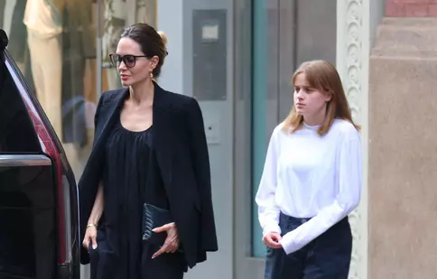 Angelina Jolie a angajat-o pe fiica ei, Vivienne, ca asistentă personală. „Lucrează din greu”