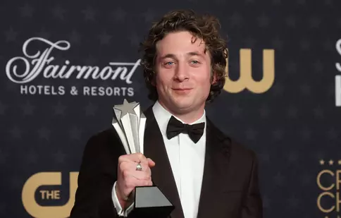 Jeremy Allen White, în ipostaze tandre cu o altă femeie. Actorul din „Ursul” nu a divorțat încă de soția lui, Addison Timlin 