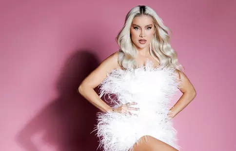 Alina Ceușan, senzații tari în apropierea unui vulcan activ. Prezentatoarea Love Island România este în vacanță