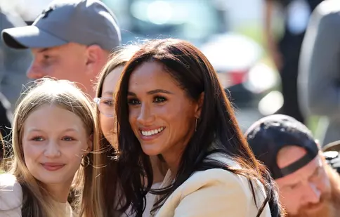 De ce nu poartă Meghan Markle inelul de logodnă. Cum a fost surprinsă ducesa de Sussex