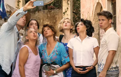 Review „Nuntă à la grec 3”. Grecia, o continuă surpriză în noul film cu Nia Vardalos și John Corbett