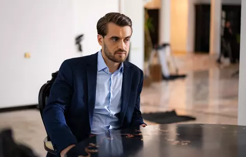 Cătălin Coşarcă joacă în „Lasă-mă, îmi place! Camera 609”. Ce personaj interpretează în serialul de la Antena 1