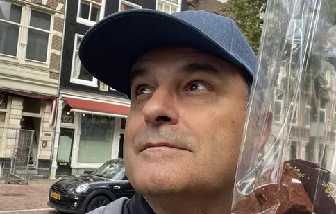 Lucian Mândruță, peripeții la Amsterdam, în vizită la fiul său student: "Să nu-mi dai cu ceva prostii în ea sau cu ciuperci"