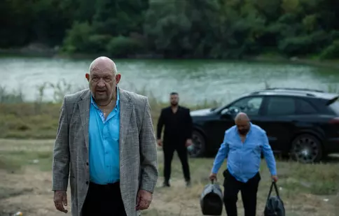 Cine este Valentin Teodosiu din serialul „Groapa”. Vocea PRO TV, încă de la începutul postului, bifează primul rol într-un serial la 70 de ani