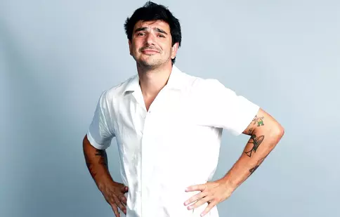 Alex Bogdan, între comedie și planurile de nuntă. „Cu mult rock, fără furat de mireasă și fără dress code”. EXCLUSIV
