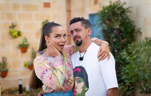 Cosmin și Eliza Natanticu și-au cumpărat o casă nouă. „Nu ne-am mutat încă. E casă cu pământ”