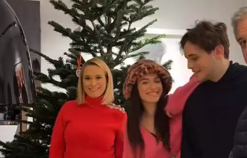 Andreea Esca a împodobit bradul de Crăciun împreună cu soțul și copiii. Ce decorațiuni speciale a ales în acest an. „Îl facem diferit de fiecare dată”