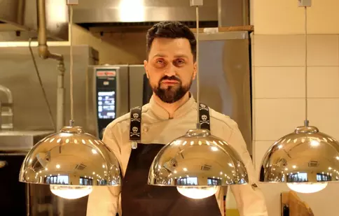 Cine este Orlando Zaharia, noul membru al juriului „Chefi la cuțite", sezonul 13. A câștigat numeroase premii și a gătit pentru președintele României