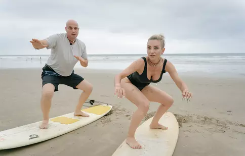 Imagini incendiare cu echipele de la America Express 2023, sezonul 2. Concurenții au îmbrăcat costumul de baie pentru o sesiune de surfing