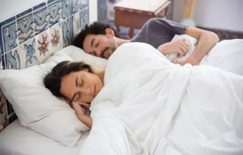 Somiera 160x200 face somnul în cuplu mai dulce! Iată câte beneficii aduce sănătății și tonusului zilnic!