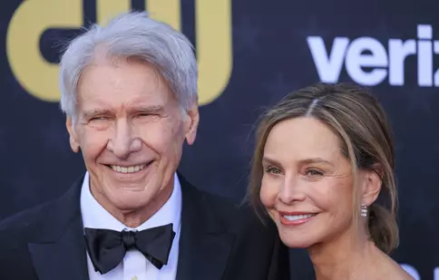 Harrison Ford și Calista Flockhart, surprinși într-un moment de tandrețe la metrou. Imagini de colecție cu cei doi îndrăgostiți