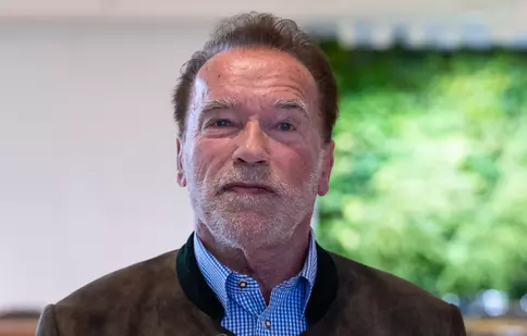 Terminatorul este istorie! Arnold Schwarzenegger s-a transformat în Moș Crăciun pentru cel mai recent film al său. Imagini de pe platou