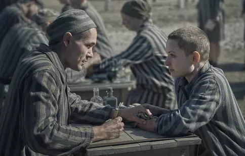 Au fost lansate primele imagini din „Tatuatorul de la Auschwitz”. Când are premiera serialul pe SkyShowtime