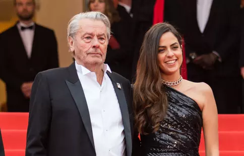 Război în familia lui Alain Delon. Mezina actorului răspunde acuzațiilor aduse: „Sunt fiica tatălui meu, nu sunt fata unui portofel”
