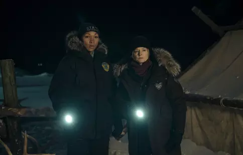 Serialul „True Detective” a revenit la HBO cu sezonul 4. Ce știm despre episoadele din „Țara nopții”