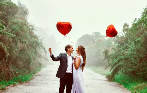 Cadoul ideal de Valentine's Day: O brățară cu biluțe din aur și pietre semiprețioase