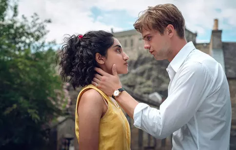 „O zi”, serial Netflix. Tot ce știm despre ecranizarea romanului omonim, cu Leo Woodall și Ambika Mod protagoniști. Poveste, trailer