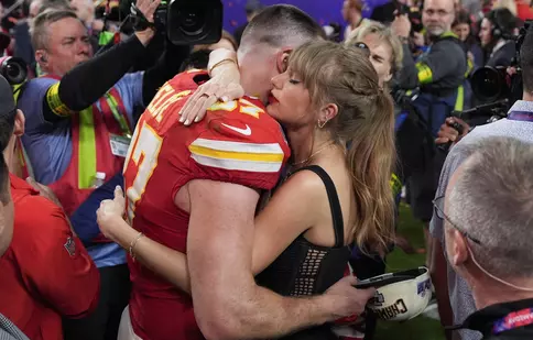 Taylor Swift a sărit în brațele iubitului ei, după victoria lui de la Super Bowl. Momente tandre între artistă și Travis Kelse, pe teren 