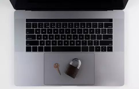 Motive pentru care ai putea avea nevoie de un seif pentru laptop