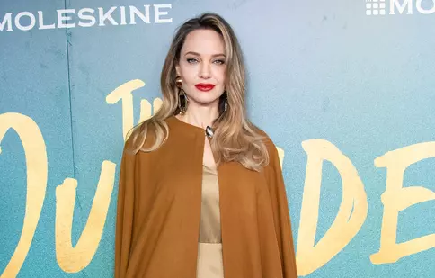 Angelina Jolie, răvășitoare la premiera „The Outsiders”. Actrița a adăugat un nou tatuaj colecției sale