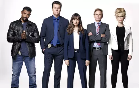 Serialele de comedie „Angie Tribeca” și „Mike & Molly” sunt difuzate la Warner TV. Când este premiera