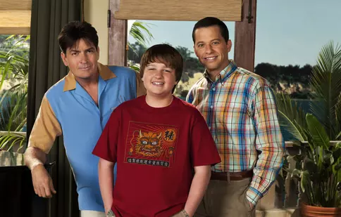 Angus T. Jones este imposibil de recunoscut. Cum a fost surprins Jake din „Doi bărbați și jumătate” pe străzile din Los Angeles