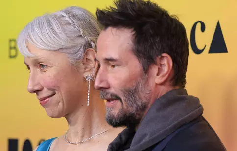 Keanu Reeves, la brațul iubitei sale pe covorul roșu de la Gala MOCA. Cum a început povestea lor de dragoste