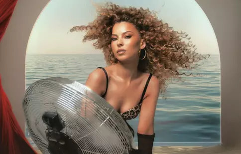 AMI revine la ritmurile latino. Artista a lansat videoclipul piesei „Ador, ador”, în care dansează alături de Emil Rengle