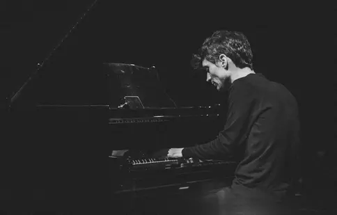 Pianistul Andrei Irimia continuă turneul "Lights & Shadows" în 10 orașe