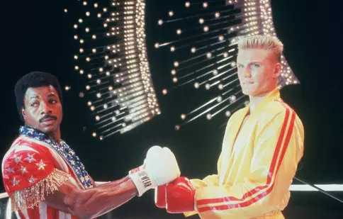 Cum arată Dolph Lundgren la 66 de ani. Actorul din „Rocky”, surprins în vacanță cu soția lui în vârstă de 27 de ani