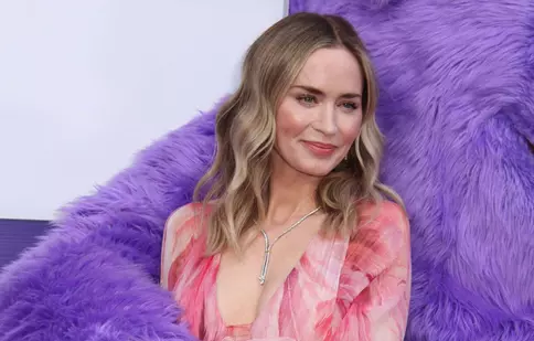 Emily Blunt, transformare spectaculoasă: Un nou look pentru un nou început – Primele imagini de la filmările „Diavolul se îmbracă de la Prada 2”
