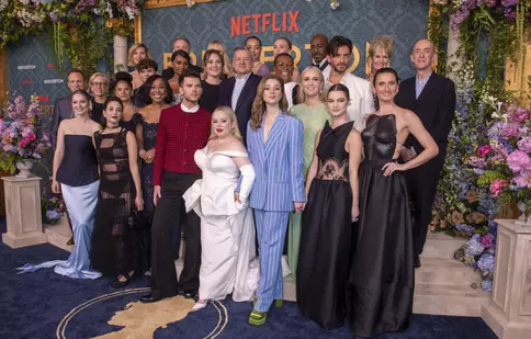 Imagini nemaivăzute din culisele „Bridgerton”! Cum se distrează actorii când se sting camerele: petreceri, glume și legături neștiute