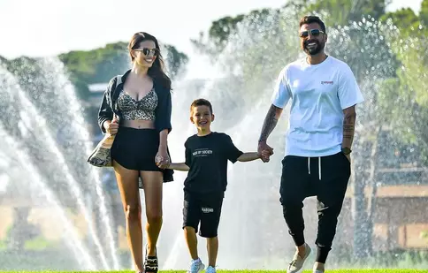 Adrian Mutu, imagine rară alături de cei patru copii. Fostul fotbalist, într-o vacanță exotică cu toată familia: „Cei mai frumoși!”