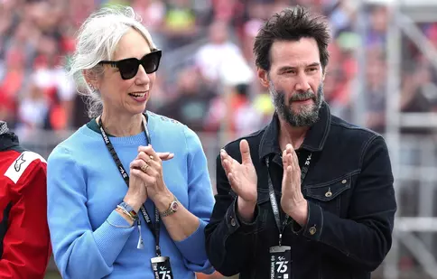 Keanu Reeves și Alexandra Grant au făcut spectacol la o cursă de motociclete în Germania. Actorul și-a surprins fanii cu noul look
