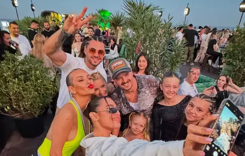 Cum s-au distrat vedetele la Neversea. Delia s-a pozat într-un frigider, iar Giulia s-a asortat cu fiica sa, în vârstă de 12 ani