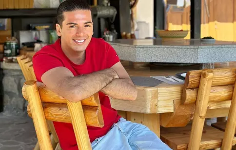 Cine este Radhu, artistul român care a urcat pe aceeași scenă cu Thalia. Cântărețul a ajuns în clasamentul Latin Billboard