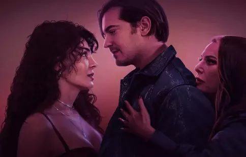 Çağatay Ulusoy joacă un gigolo în filmul „Un adevărat gentleman”. În pelicula lansată deja pe Netflix joacă și Ebru Șahin