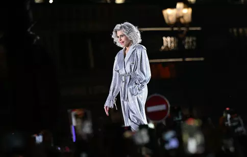 Jane Fonda a defilat pe podiumul de la Săptămâna Modei din Paris, la 86 de ani. Actrița a purtat o ținută curajoasă
