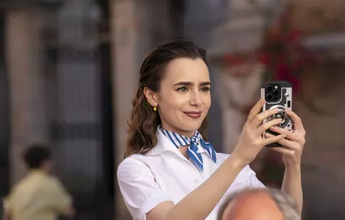Ce așteptări are Lily Collins de la viitorul sezon „Emily in Paris”. Cu ce designer și-ar dori să colaboreze pentru ținutele din serialul Netflix