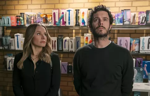 Sezonul 2 din „Nimeni nu vrea asta”, cu Kristen Bell și Adam Brody, vine în octombrie pe Netflix. Detalii despre noile episoade