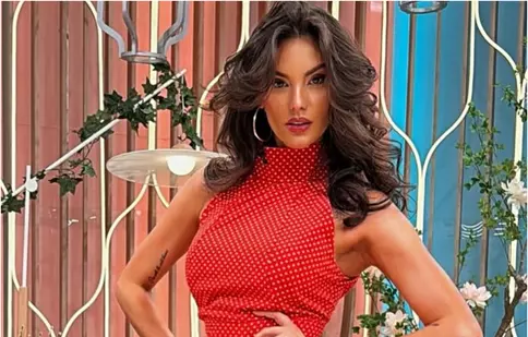 Ramona Olaru s-a întors în locul în care a copilărit. Casa a ajuns o ruină. „În camera asta am crescut eu”