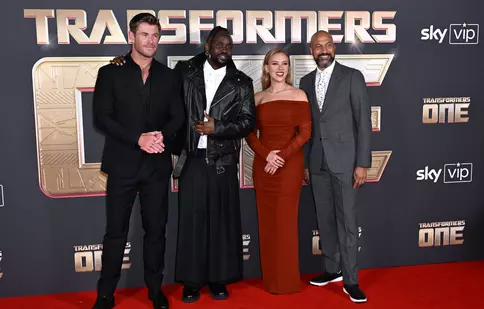 Scarlett Johansson, lecție de rafinament la premiera filmului „Transformers One”. Nici Chris Hemsworth nu s-a lăsat mai prejos