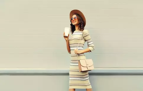Rochie tricotată și sneakerși pentru damă – află inspirația pentru toamnă!