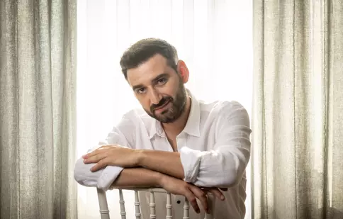 Imagini de colecție din copilăria lui Cosmin Vijeu. Cu ce mari artiști are poze vedeta de la „Asia Express”. Aurelian Temișan: „Are cu ce se mândri”